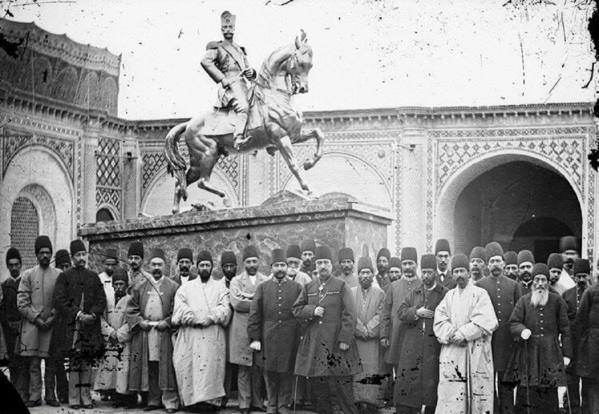 ناصرالدین‌شاه در کنار اولین مجسمه تهران (عکس)