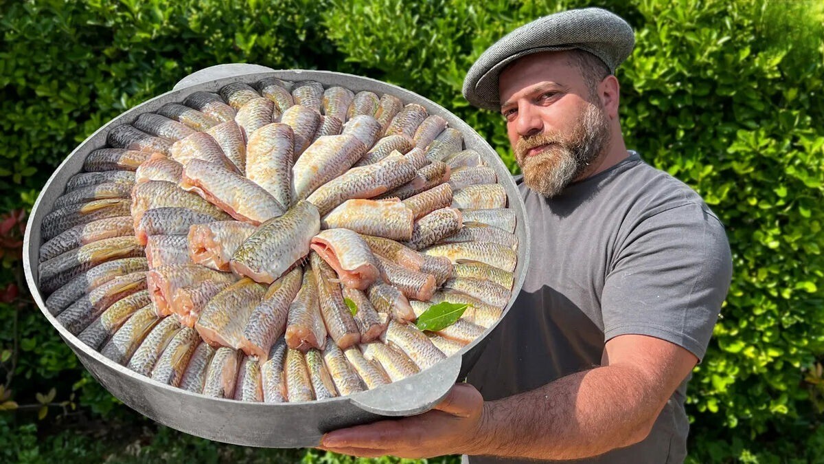 طرز پخت 55 عدد ماهی توسط آشپز آذربایجانی (فیلم)