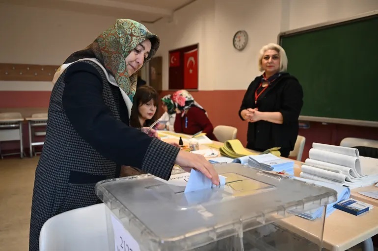 زنی در جریان انتخابات شهرداری ترکیه در استانبول رای خود را به صندوق انداخت [اوزان کوسه/ خبرگزاری فرانسه]