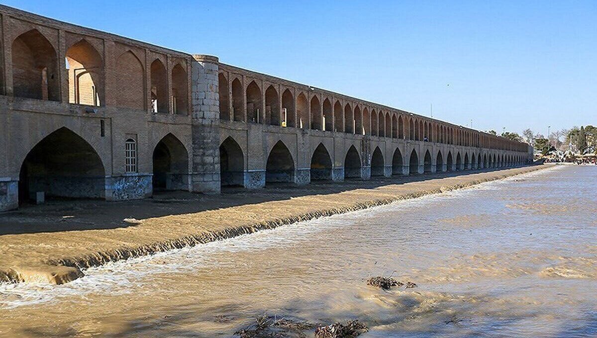 کشاورزان اصفهان: جریان آب در زاینده رود تا ۲۳ فروردین ادامه یابد