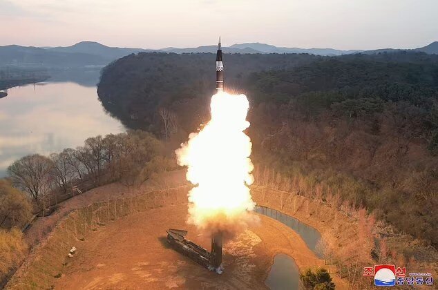 رونمایی کره شمالی از یک موشک مافوق صوت میان برد جدید