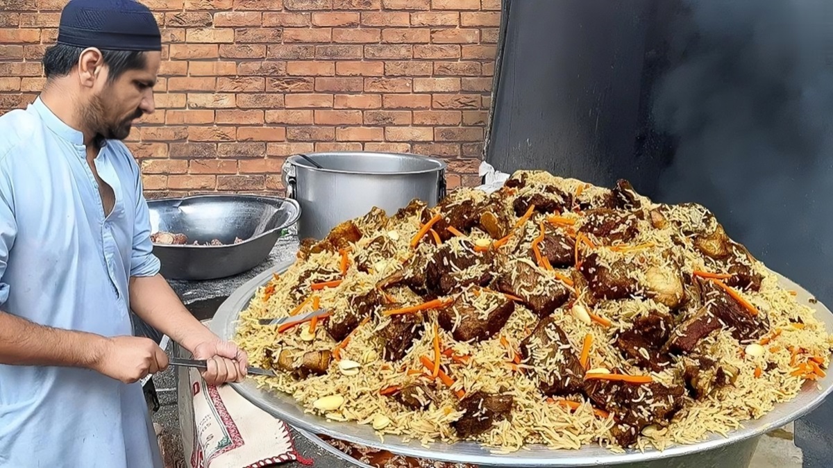 غذای خیابانی در افغانستان؛ فرآیند پخت ۶۰ کیلوگرم کابلی پلو (فیلم)