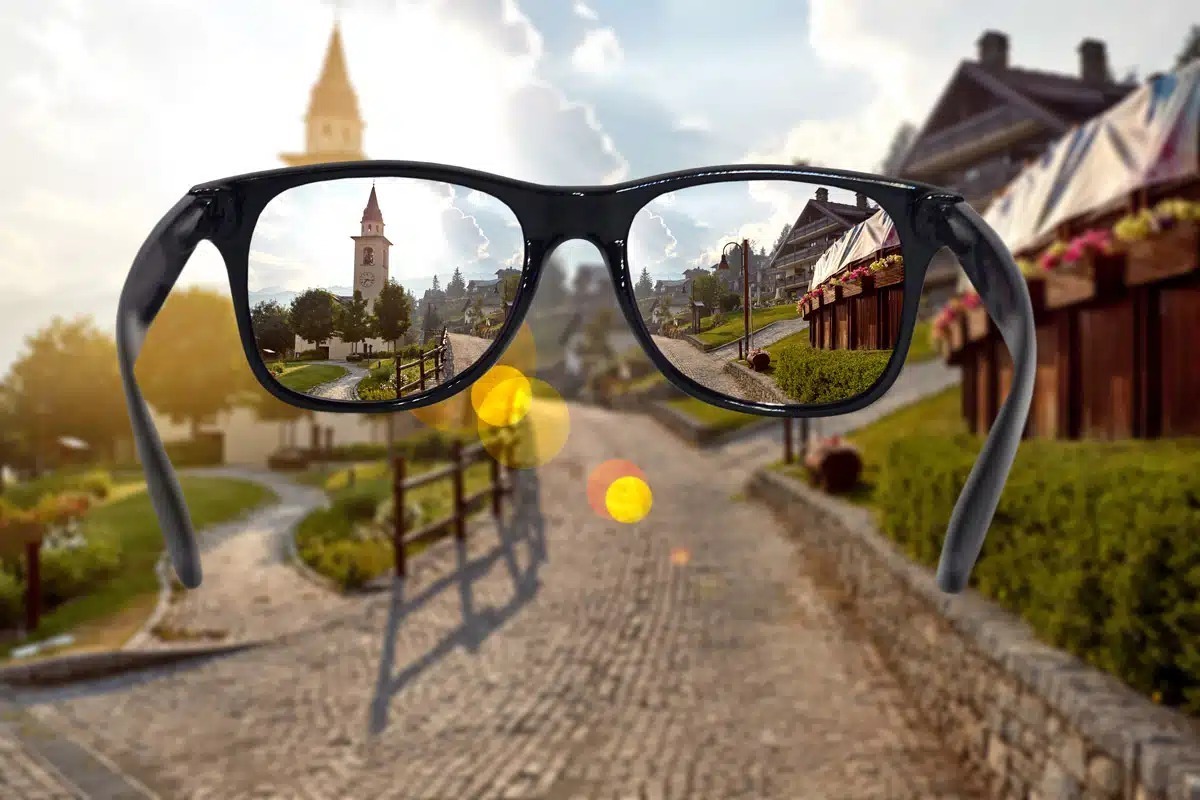 چگونگی تمیز کردن شیشه عینک با فناوری جدید (فیلم)