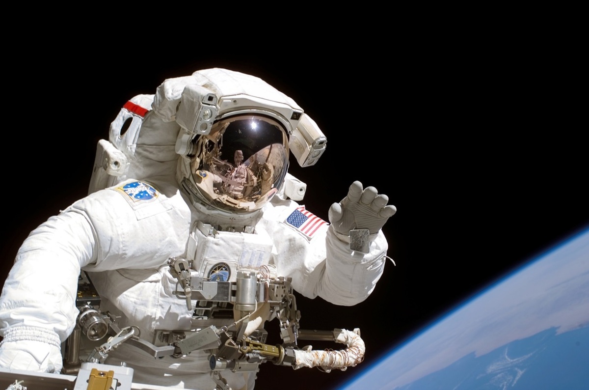 بازگشت فضانوردانی از آمریکا، روسیه و بلاروس از فضا (فیلم)