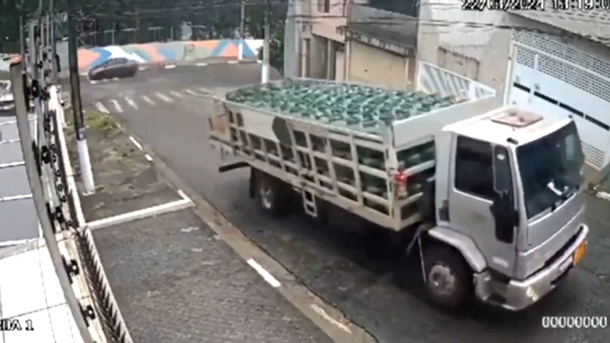 ریزش سیلندر‌های گاز از پشت یک کامیون (فیلم)