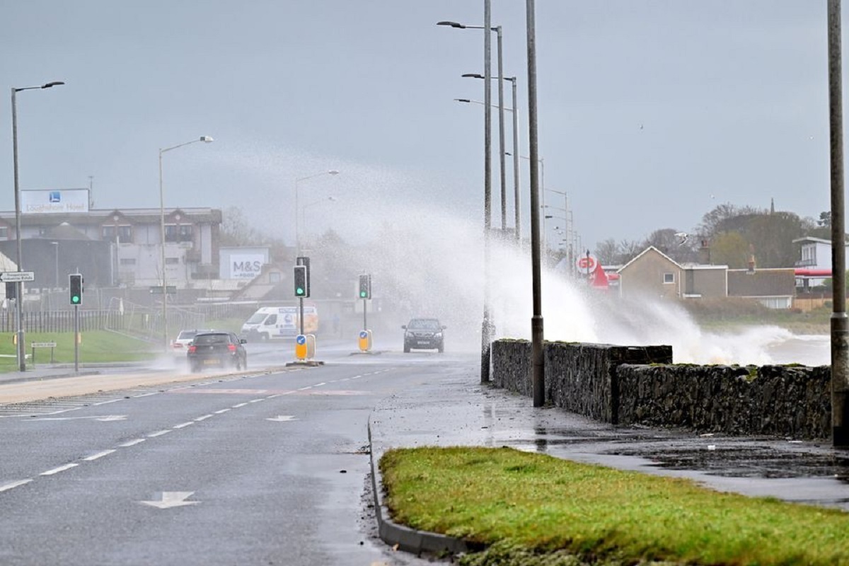 طوفان در انگلیس و ایرلند؛  پرواز‌ها لغو و برق مناطقی  از دو کشور قطع شد