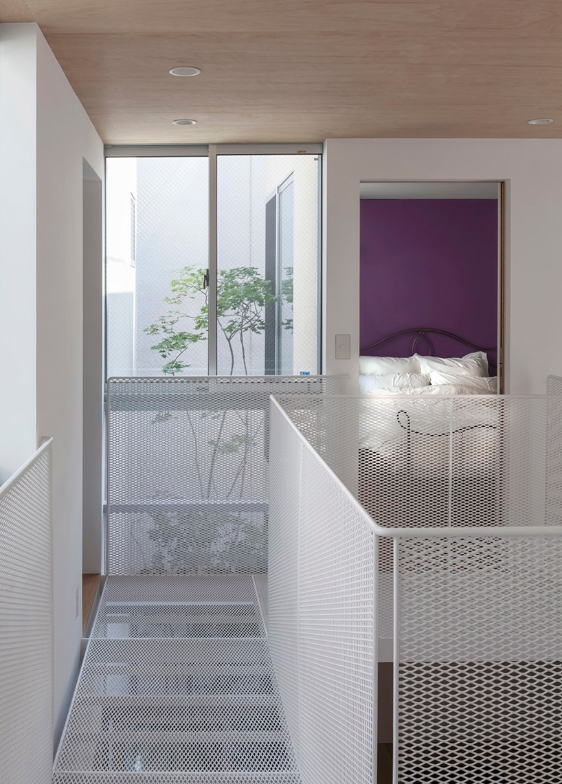 استفاده هوشمندانه از باغچه در طراحی یک خانه ژاپنی برای رفع مشکلات نور و تهویه