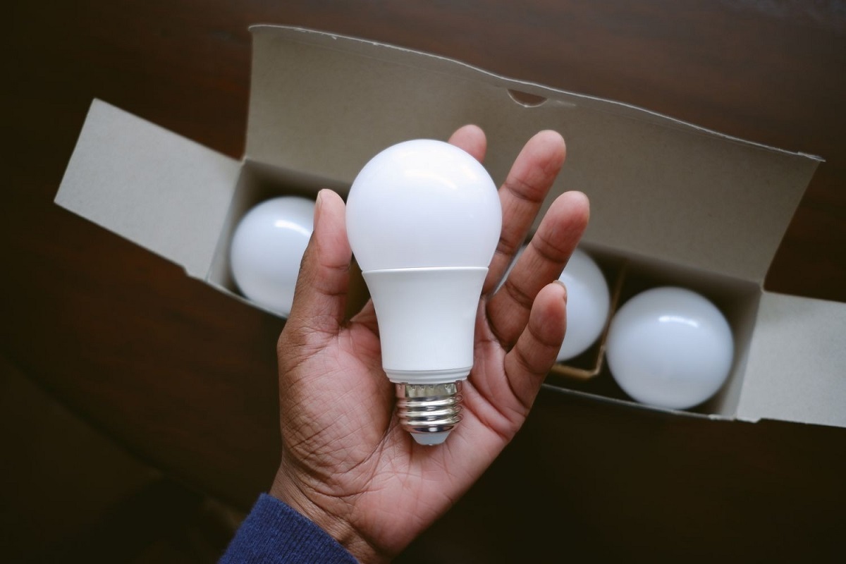 عیب‌یابی و تعمیر لامپ LED : فوت و فن‌هایی که باید بدانید (فیلم)