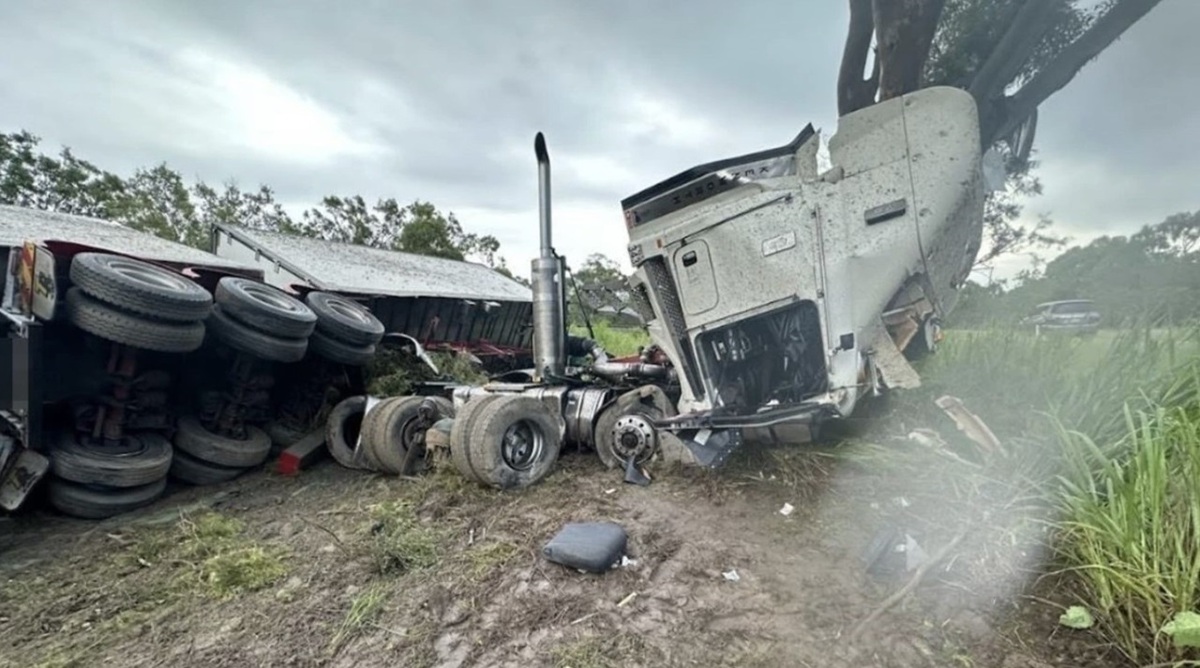 سقوط وحشتناک یک کامیون از روی پل (فیلم)