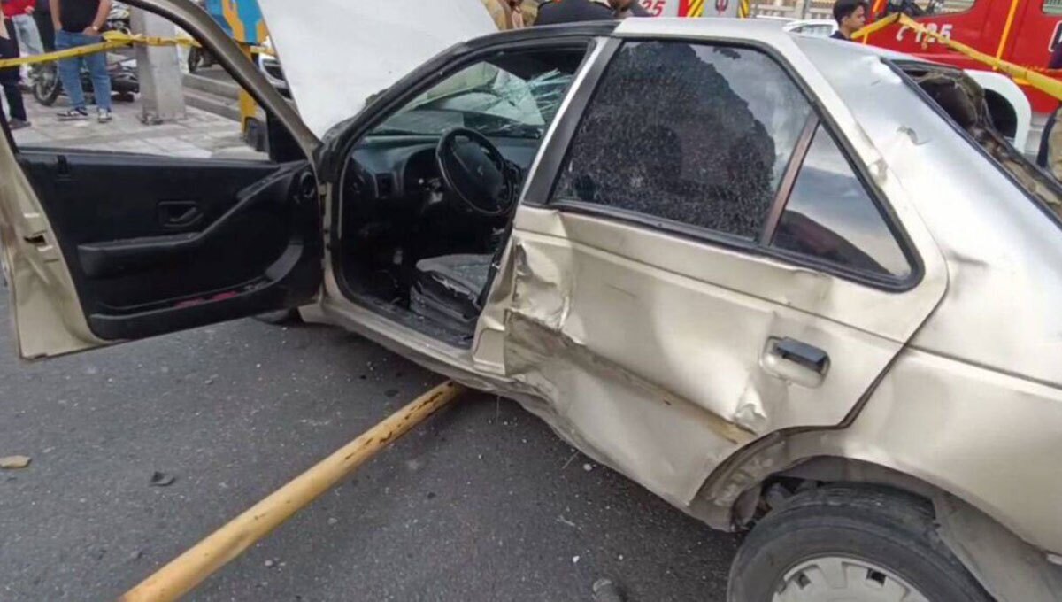 تصادف شدید سواری پژو با سطل زباله در تهران