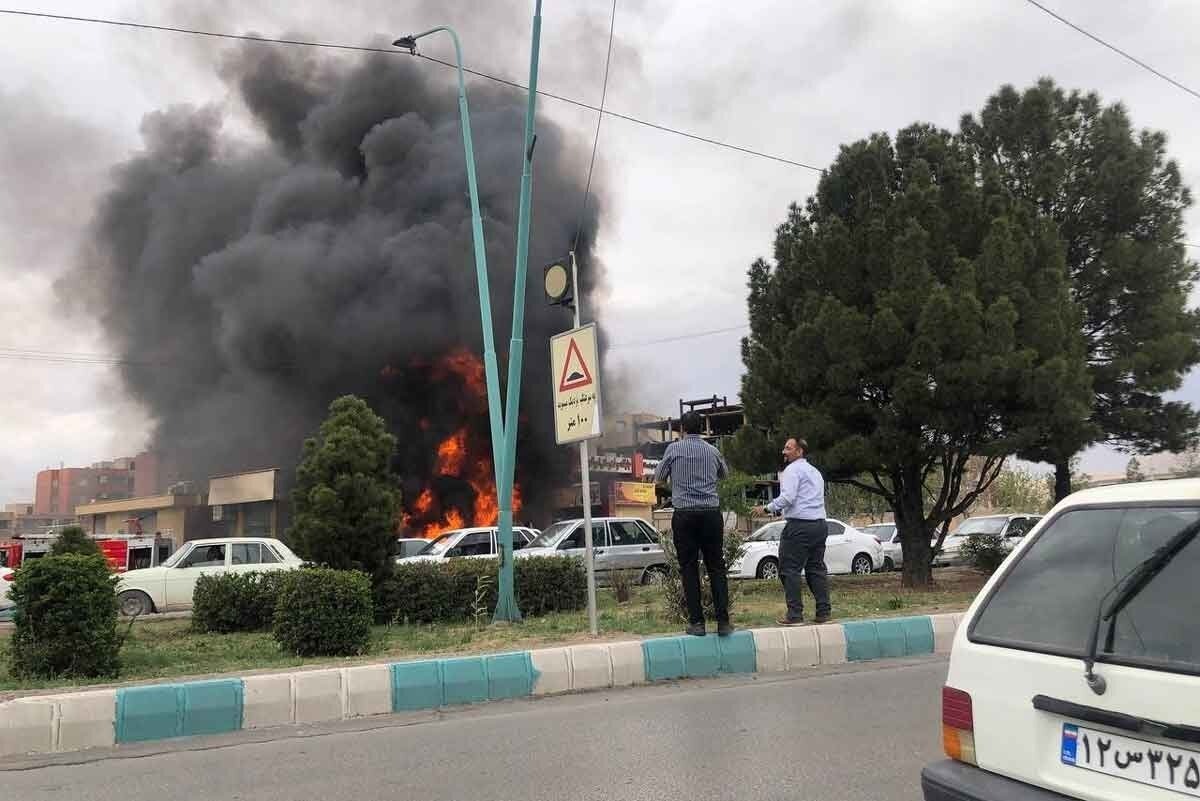 آتش گرفتن یک دستگاه خودرو در ورودی یک پمپ بنزین در کرمان (فیلم)