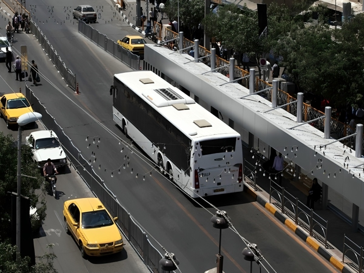 متلاشی شدن پراید توسط اتوبوس در مشهد (فیلم)