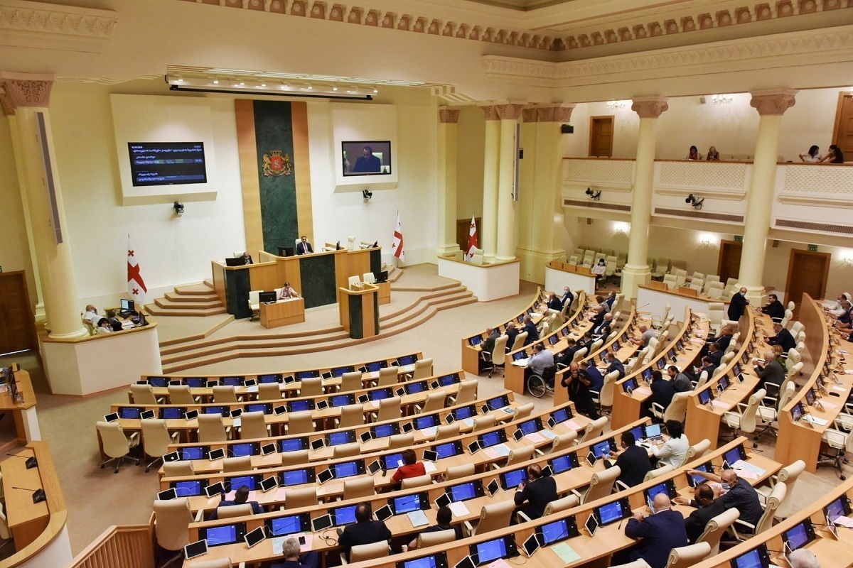 کتک‌کاری در پارلمان گرجستان بر سر قانون حضور عوامل خارجی (فیلم)
