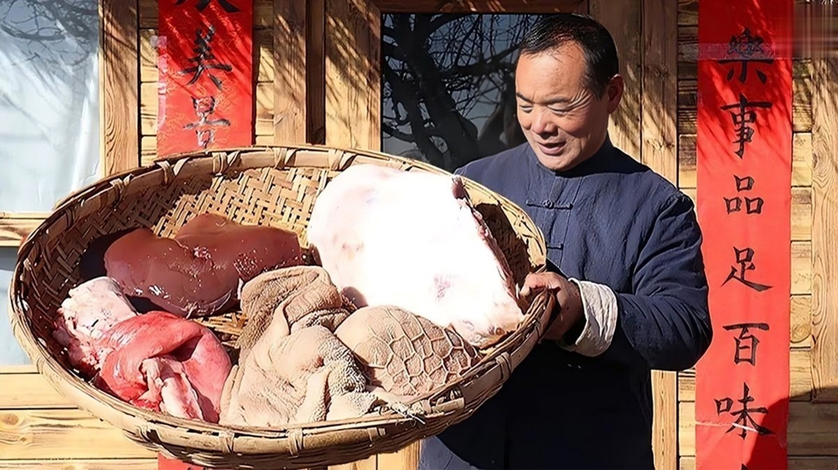 پخت یک غذای خلاقانه با گوشت، سیرابی و جگر توسط آشپز روستایی چینی (فیلم)