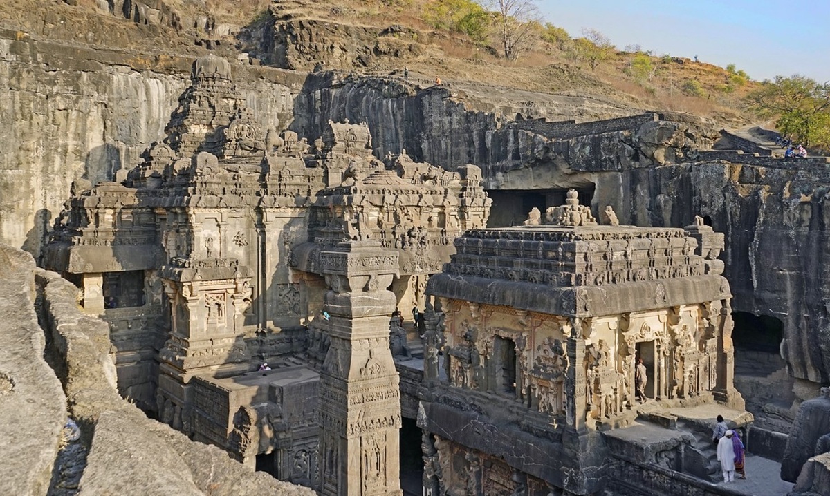 معبدی که ۱۲۰۰ سال قبل در دل کوه با ابزار تراشیده شده است! (فیلم)