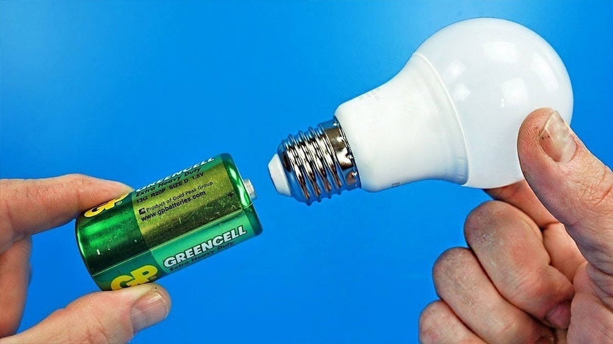 نحوه تعمیر کردن ساده و کاربردی لامپ LED با باتری قلمی (فیلم)