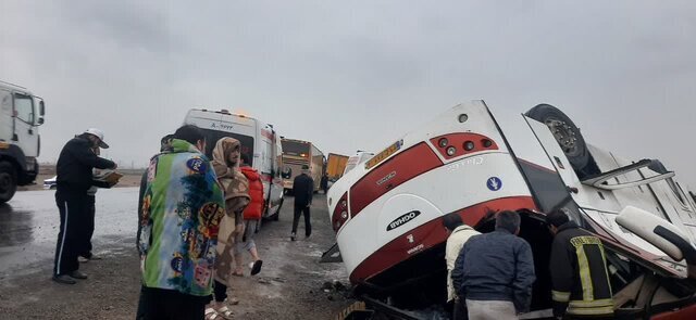 واژگونی اتوبوس در یزد / ۱۳ نفر مصدوم شدند