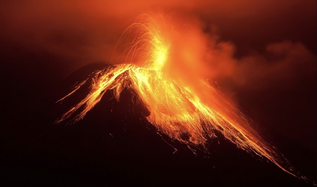 فوران آتشفشان روآنگ در اندونزی (فیلم)
