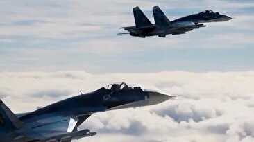 ویدئوی عجیبی که نشان می&zwnj;دهد یک اف ۲۲ آمریکایی مخفیانه بالا سر جنگنده&zwnj;های روسی پرواز می&zwnj;کند (فیلم)
