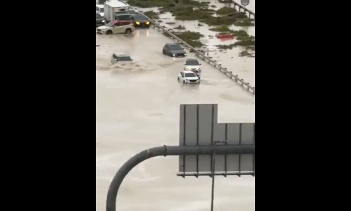 عبور باور نکردنی یک خودرو از خیابان آب گرفته در شهر دبی (فیلم)