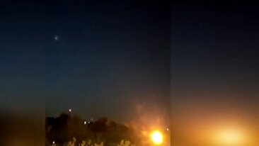 لحظه هدف قرار گرفتن آنچه که گفته می‌شود ریزپرنده بوده، در آسمان اصفهان (فیلم)