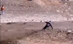 به آب افتادن شهروند اصفهانی به دلیل عدم توجه به هشدار باز شدن آب زاینده رود (فیلم)