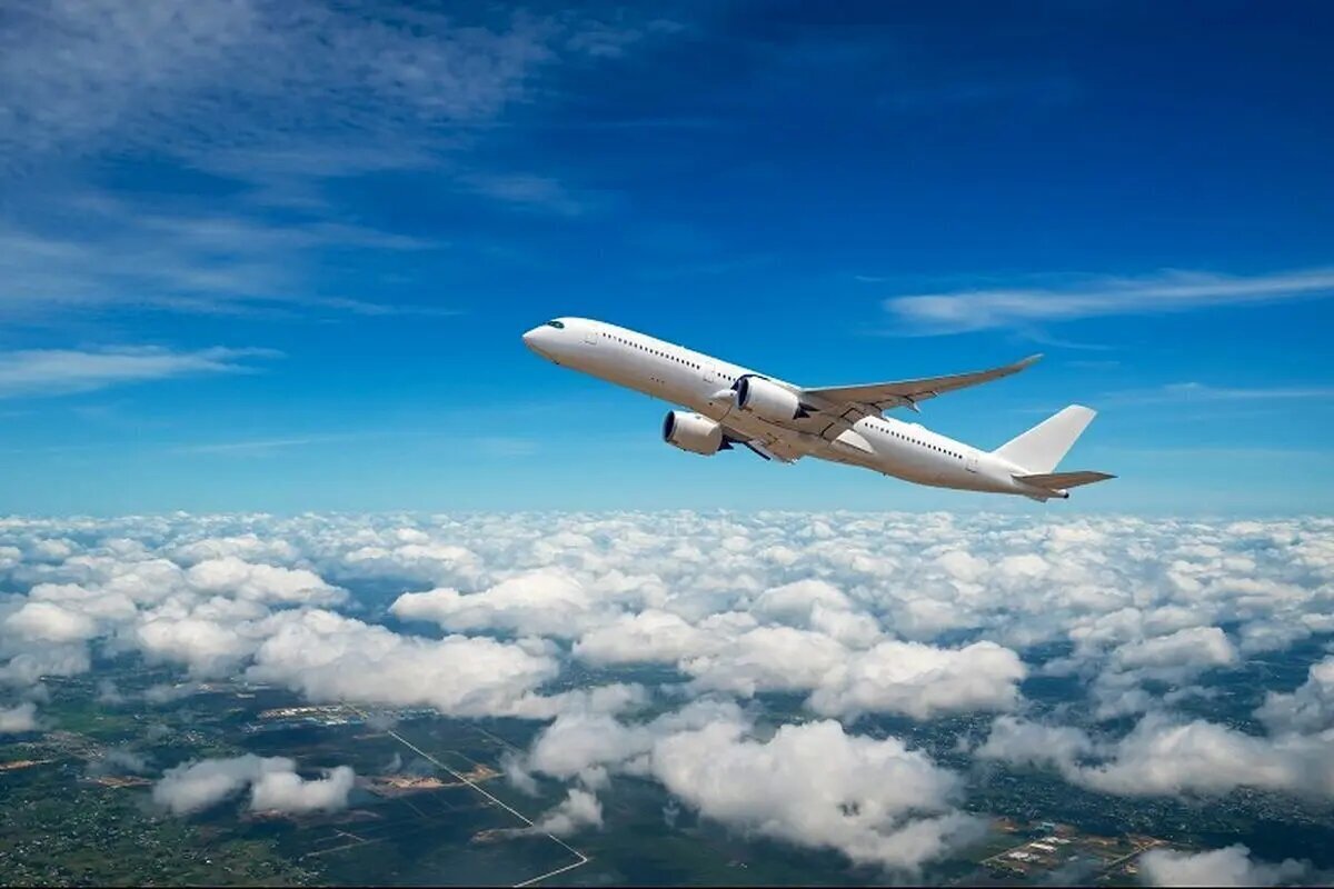 بوق زدن هواپیما در آسمان؛ حرکت جالب یک خلبان برای خوشحال کردن دوستش (فیلم)