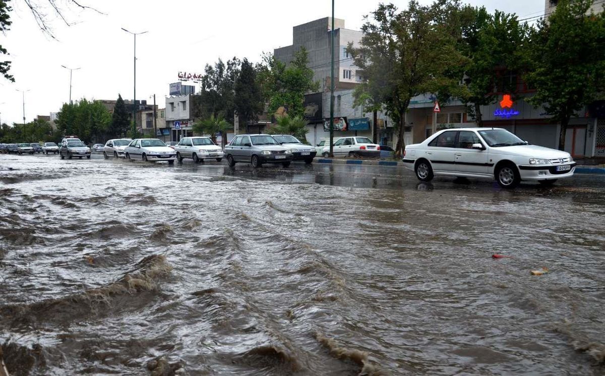 آبگرفتگی خیابان‌های شیراز پس از بارندگی شدید (فیلم)