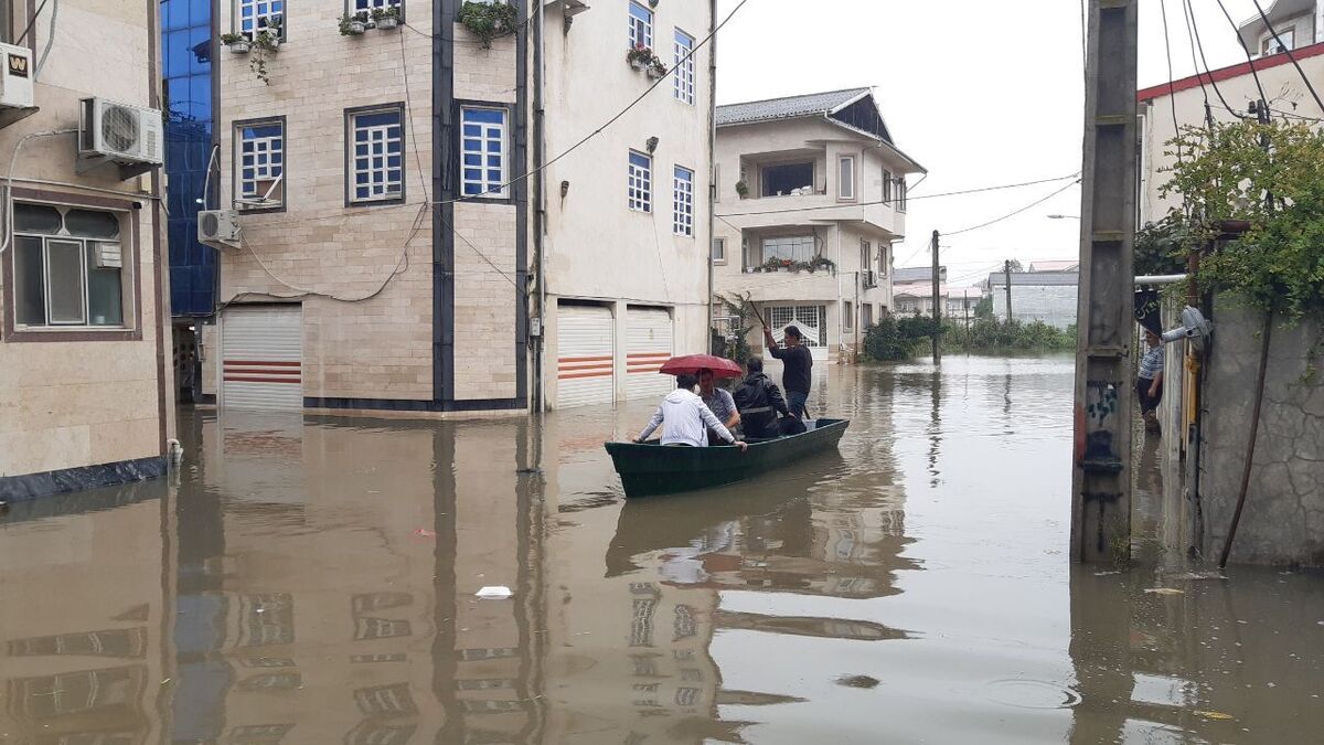 قایق‌سواری در خیابان‌های اهواز پس از بارش‌های اخیر (فیلم)