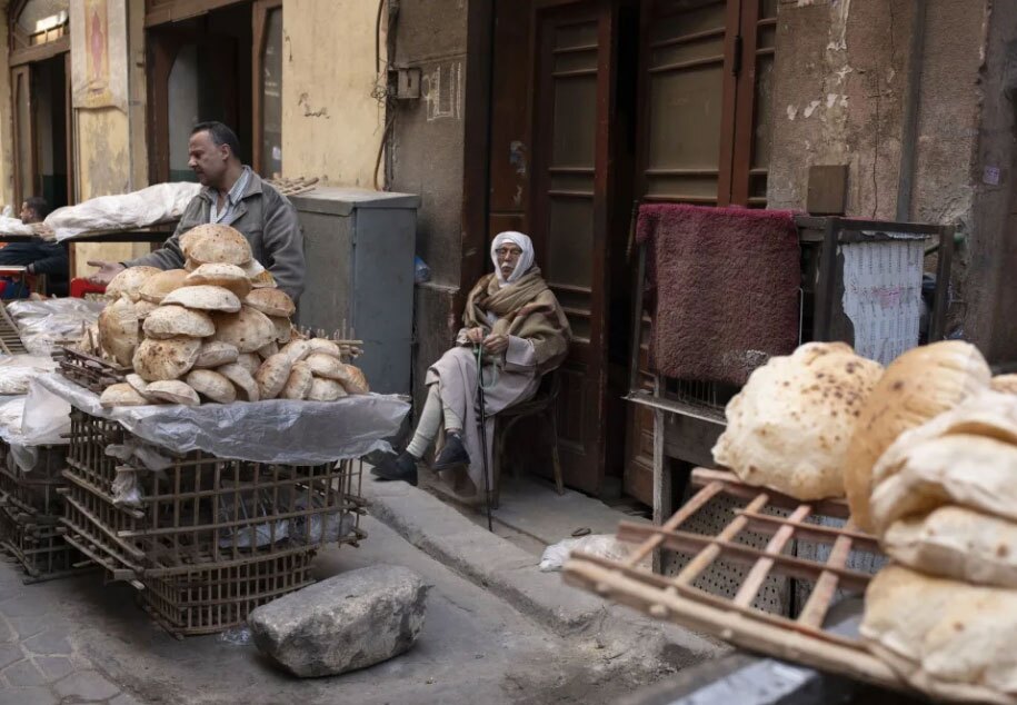 بسته 50 میلیارد دلاری برای نجات از بحران اقتصادی در مصر/ مصری ها برای تامین خوراک  مبارزه می کنند 