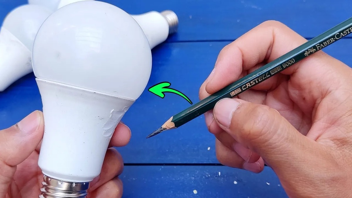 نحوه تعمیر لامپ LED قدیمی با کمک یک مداد (فیلم)