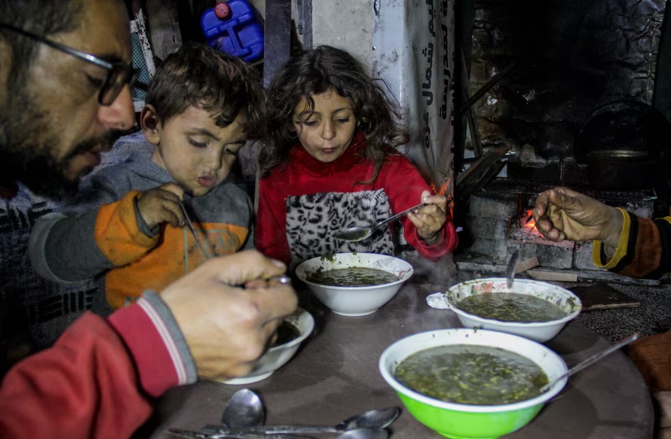 سوپ گیاه وحشی خبیزه در غزه