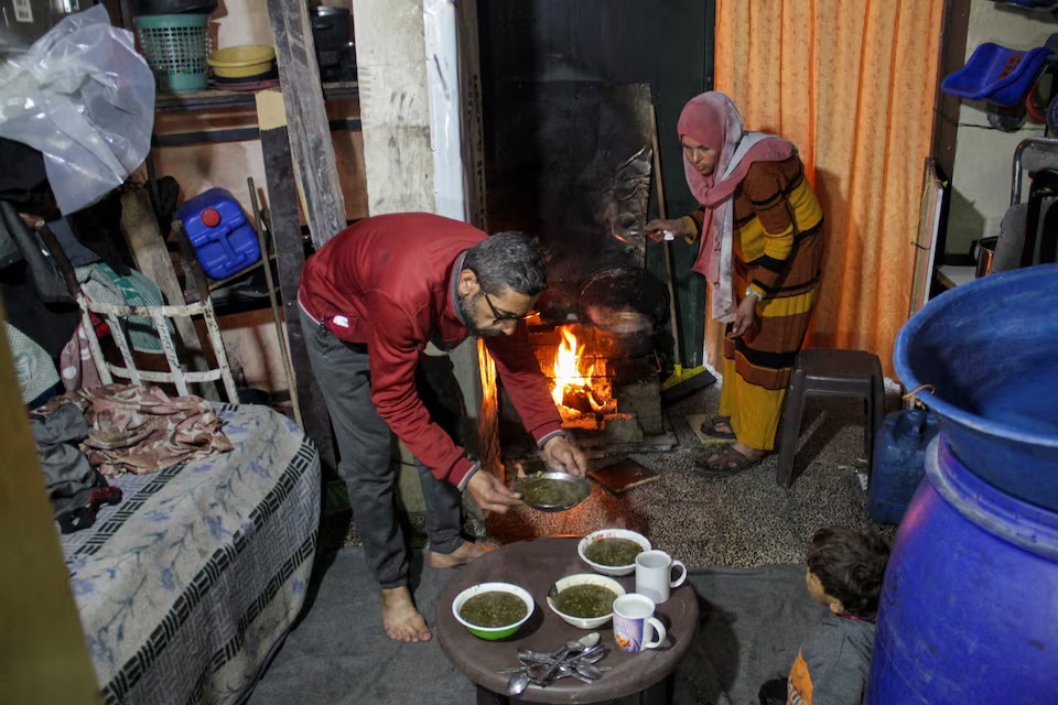 پخت سوپ گیاه وحشی خبیزه در غزه