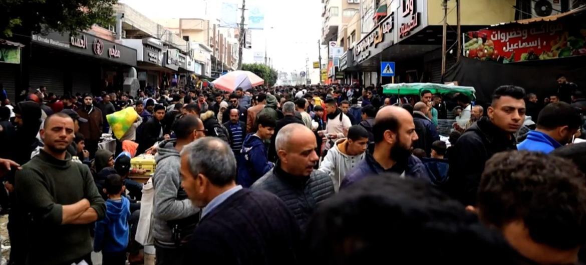 بازاری شلوغ در دیرالبلاح در مرکز نوار غزه. اخبار سازمان ملل/ زیاد طالب