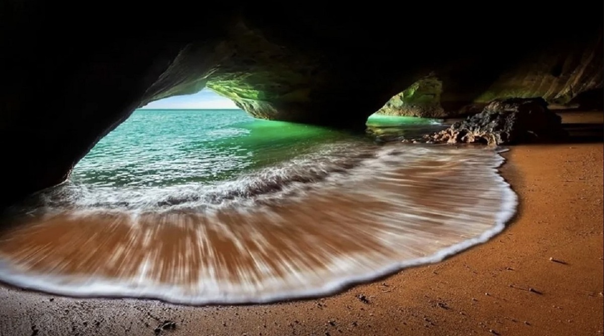 چشم دریا زیباترین غار ساحلی ایران (فیلم)