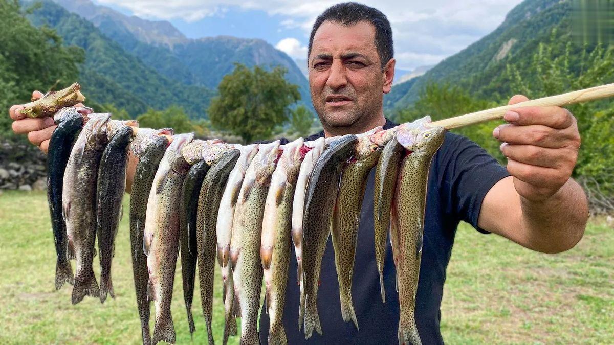 کباب کردن ماهی قزل آلا توسط آشپز مشهور آذربایجانی (فیلم)