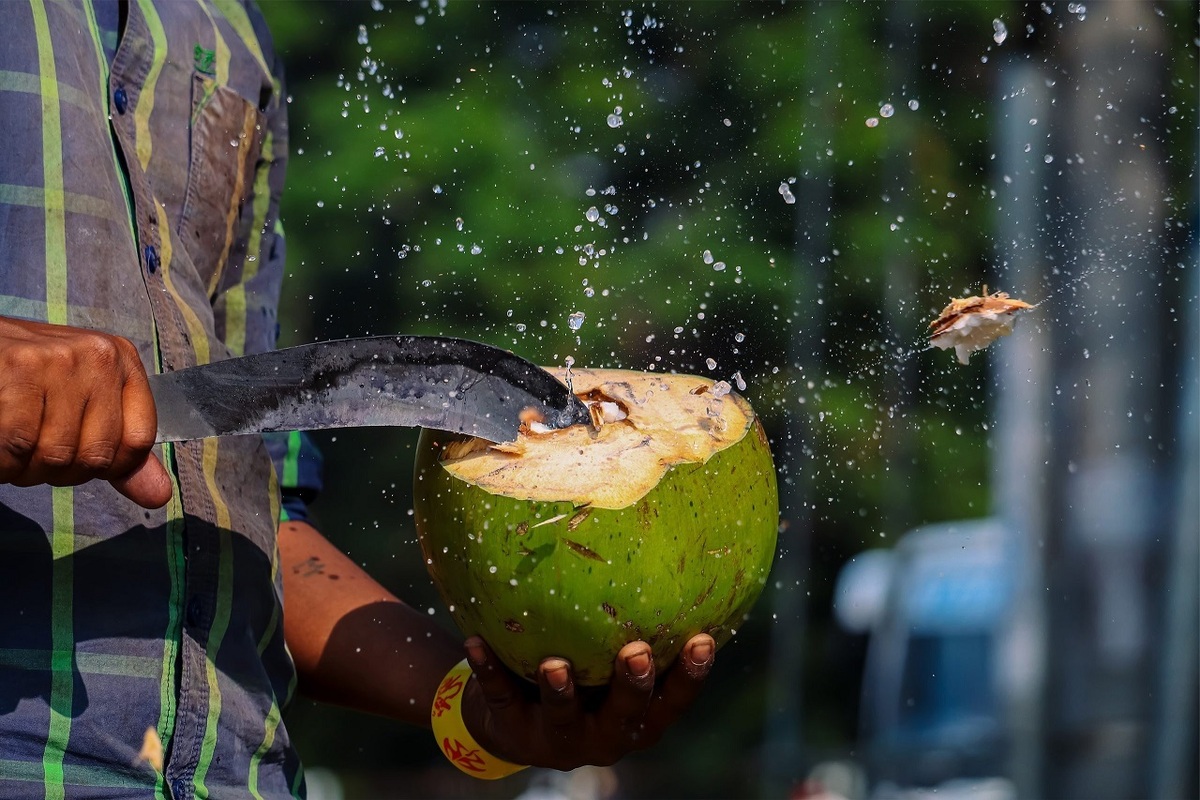 دقت و مهارت فروشنده های تایلندی در برش زدن انواع میوه‌ها (فیلم)