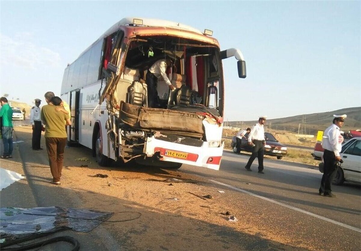 یک کشته و ۲۱ مصدوم در حادثه واژگونی اتوبوس در اتوبان قزوین