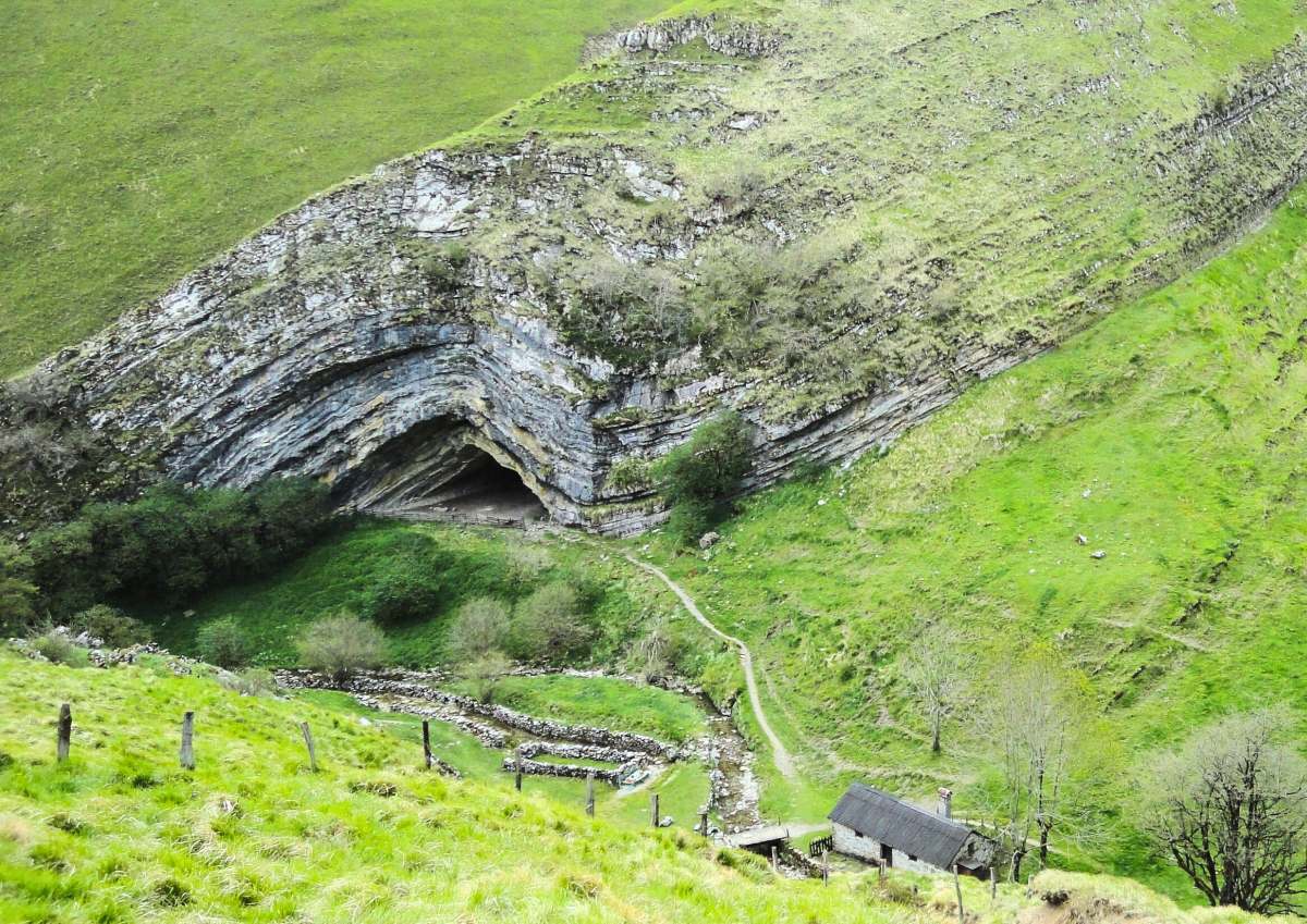 غار هارپیا ؛ یکی  از جذاب ترین نمونه های زمین شناسی/ اینجا زمین کاملا چین خورده است! (+عکس)