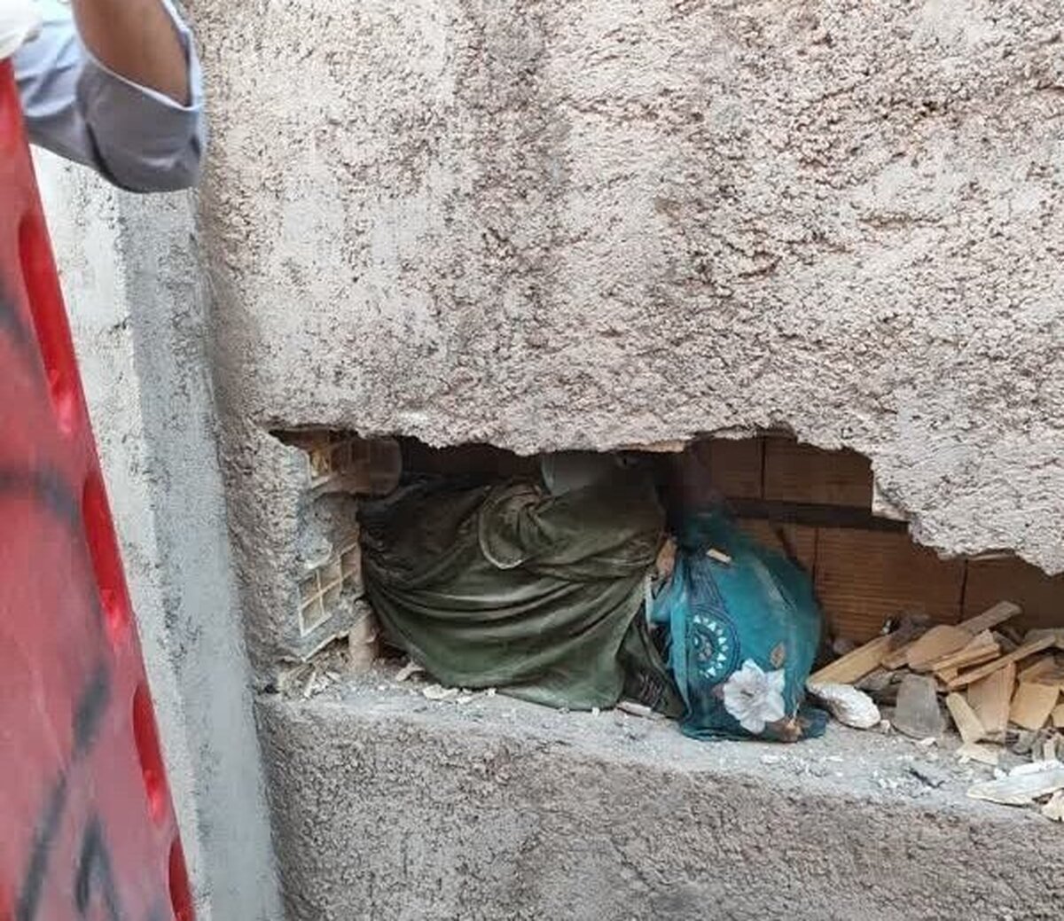 زنی در بم بعد از ۴ روز گرفتاری بین دیوار، نجات یافت