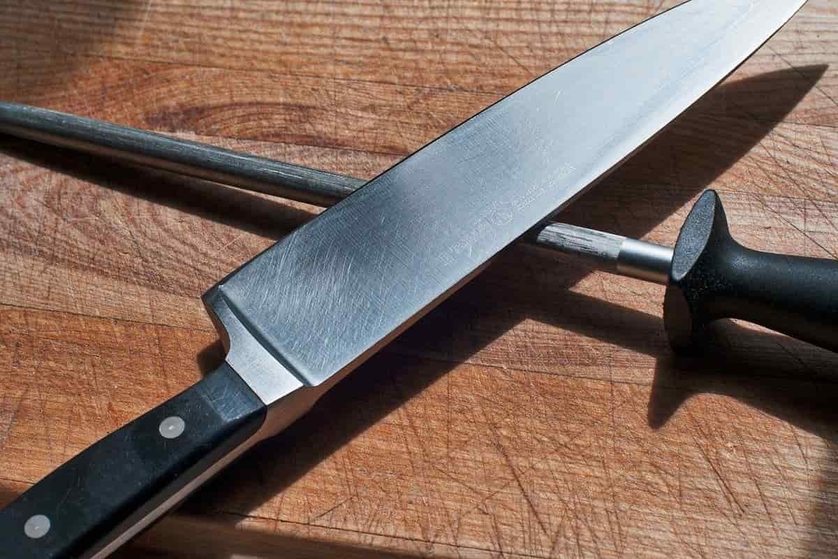 نحوه ساخت یک ابزار ساده و کارآمد برای تیز کردن چاقو در خانه (فیلم)