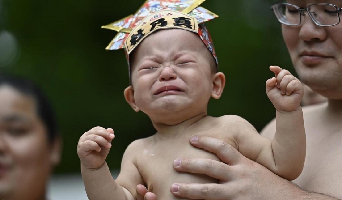 تلاش کشتی‌گیران غول پیکر برای درآوردن گریه نوزادان (عکس)