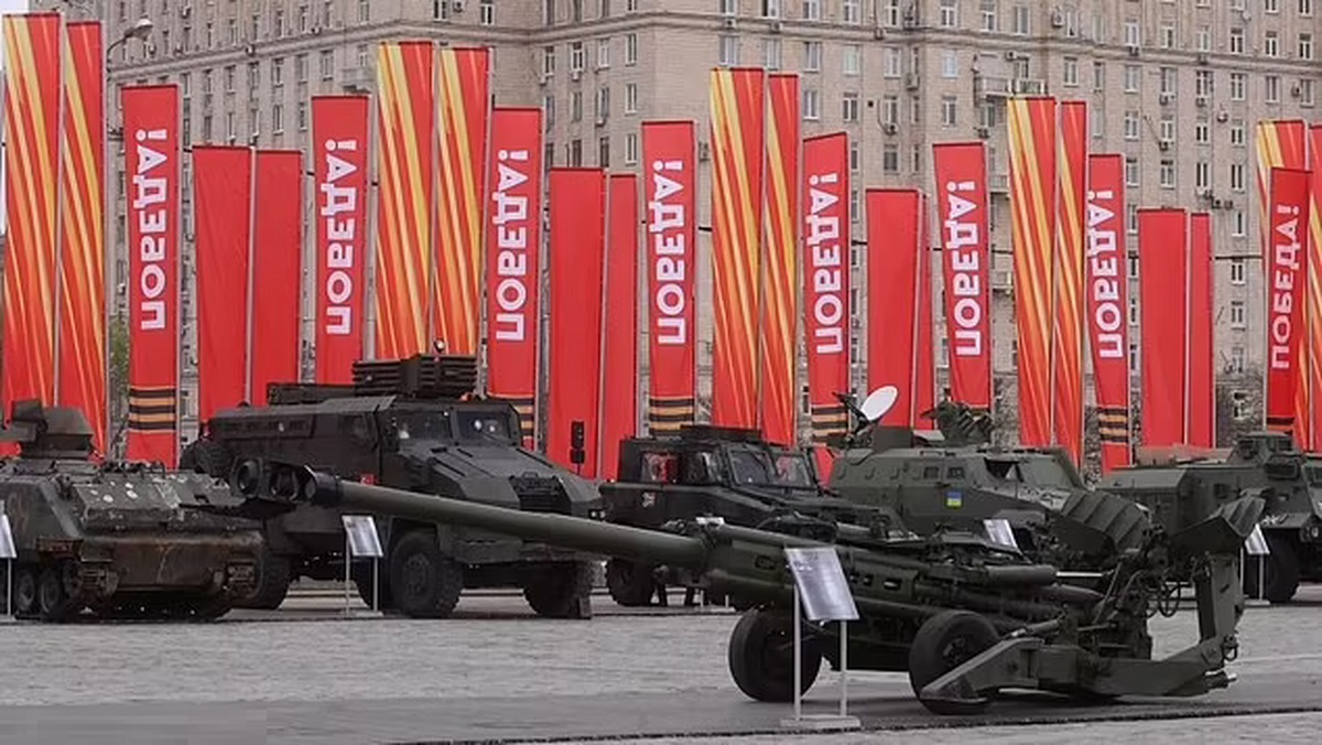 نمایش تسلیحات غنیمتی روس‌ها در «پارک پیروزی» (فیلم)
