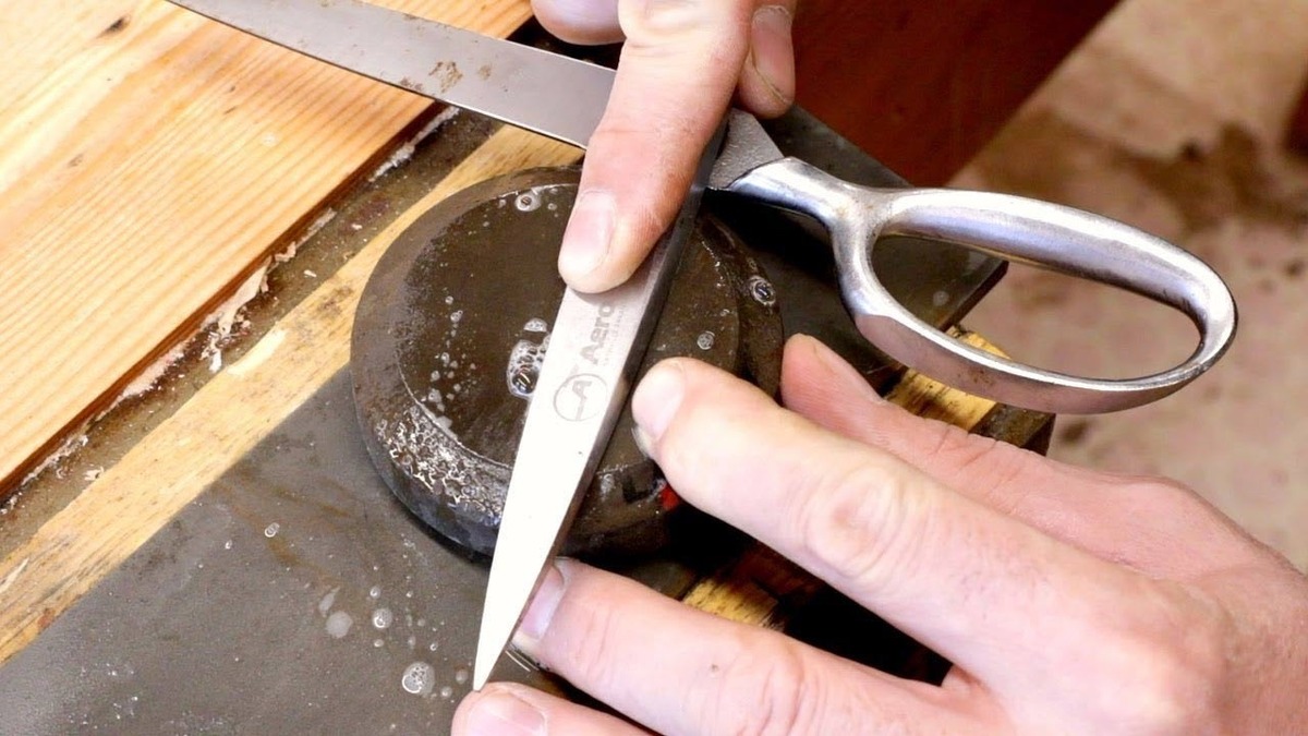 آموزش تیز کردن قیچی توسط استاد آمریکایی (فیلم)