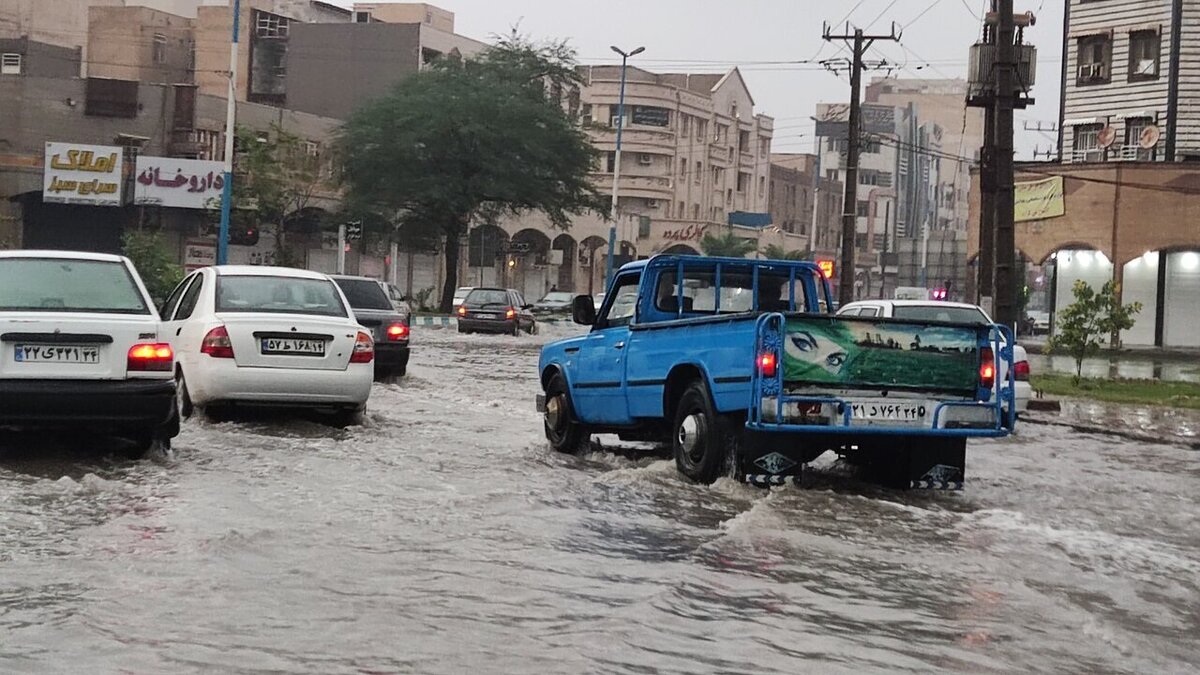 وضعیت خودرو‌ها در آبگرفتگی خیابان‌های شهر شوش خوزستان (فیلم)