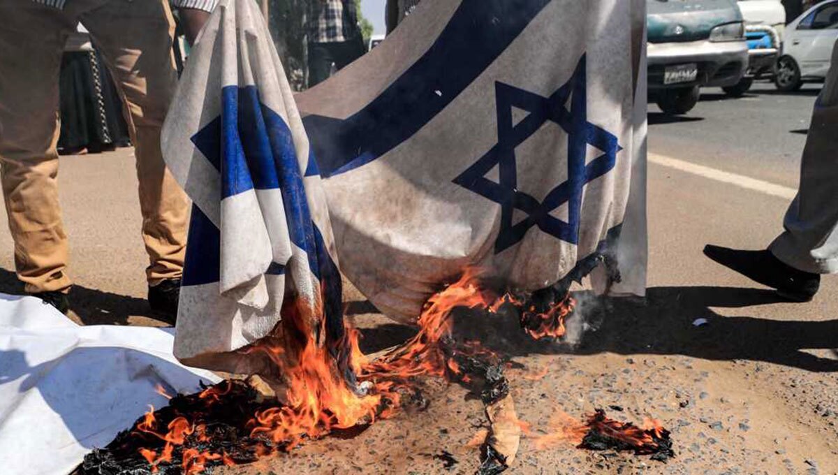 اعتراض تندروهای یهودی به سربازی اجباری با آتش‌زدن پرچم اسرائیل (فیلم)