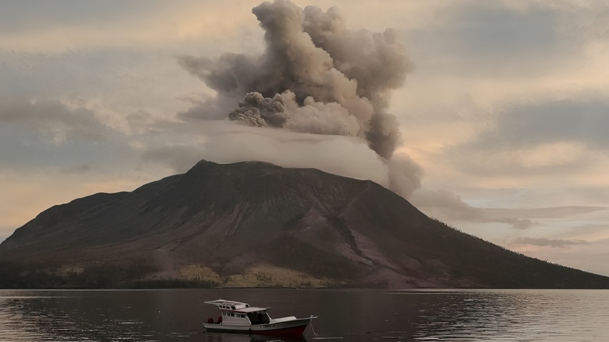 فوران دود و خاکستر از کوه آتشفشان اندونزی (فیلم)