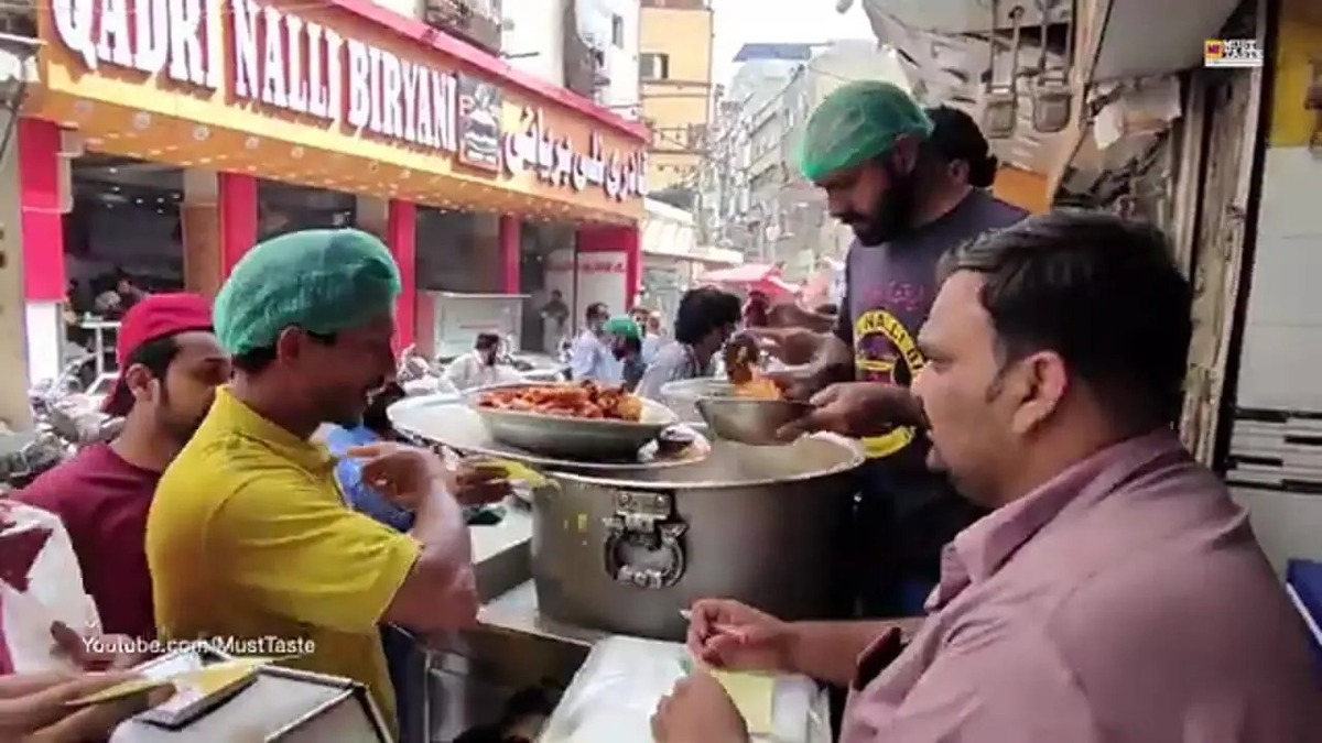 طرز پخت خورشت نخود، قابلی پلو و واوایشکای جگر در خیابان‌های پاکستان (فیلم)