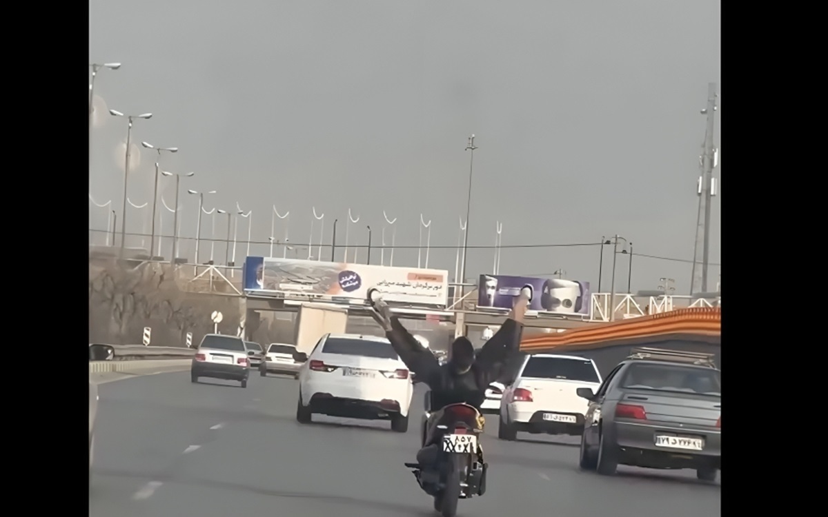 حرکت فوق‌العاده خطرناک یک موتورسوار در مشهد (فیلم)