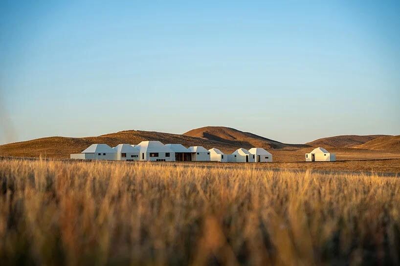 مرکز اجتماعی علفزار، چادر های سنتی مغولی را با استانداردهای زیست پایداری تطبیق می دهد
